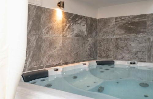 Kleopatra Deluxe Apt with priavte Jacuzzi - Photo 34