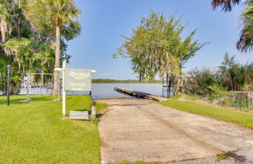 Riverfront Weleka Condo with Dock and Pool Access - Foto 14