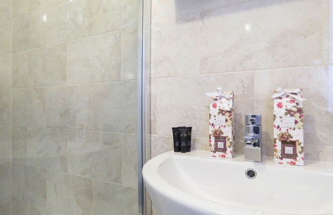 Tudors eSuites 4 Bedroom House with Garden & 9 Beds - Foto 30