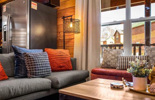 Indoor Pvt Pool, Pkyway, 44, HotTub, BBQ, King - Photo 37