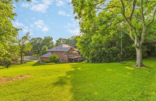 Updated and Spacious Home with Huge Yard Office and Decks - Foto 18