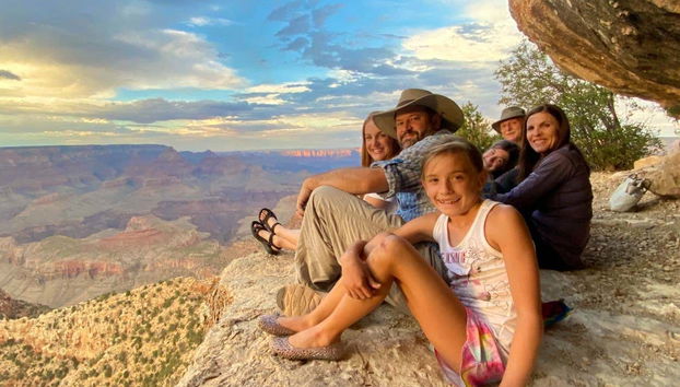 Un groupe de touristes contemplant le Grand Canyon