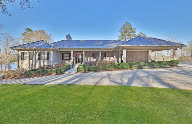 7BR Lakefront Haven Pool Hot Tub Gated 4acres - Foto 28