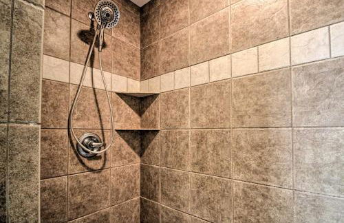 Cabin with Fire Pit and Movie Room, 1 Mi to Lake - Foto 35