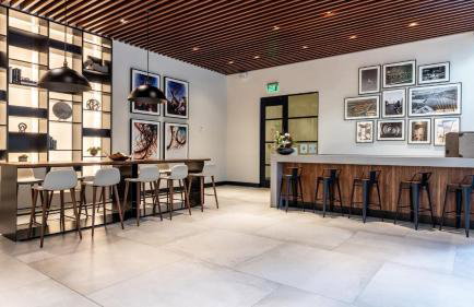 Gorgeous Apt with Pool Views - Foto 10