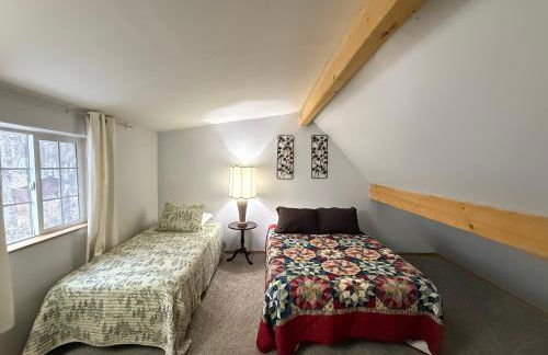 Talkeetna Log Cabin with Hot Tub Unit 2 - Foto 8