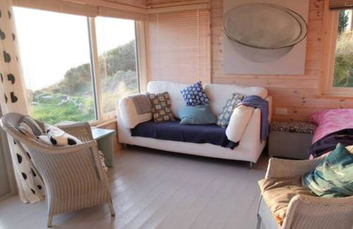 Romantic cliff top chalet at Whitsand Bay beach - Photo 2