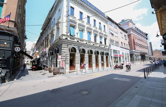 Modern Apartment in the Heart of the City Center! - Photo 10