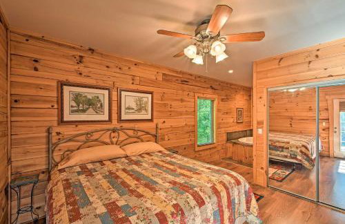 Rustic Andrews Cabin Rental with Deck and Fire Pit! - Foto 14