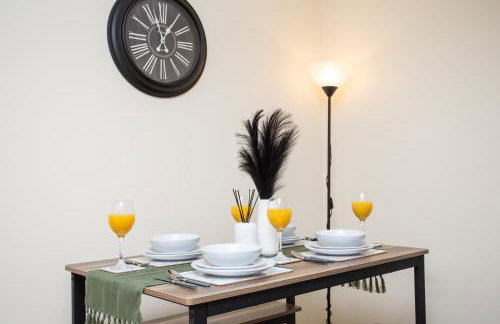 Contemporary 2BR Retreat - Fast WiFi, Smart TV & Steps from Station! - Foto 13