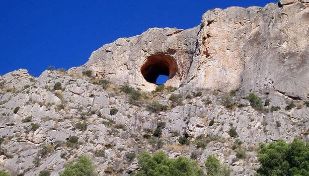 Alicante, Santa Pola: Cueva de Canelobre, Busot + Paseo Costero - Foto 5, Vistas impresionantes del Monte Cabezón de Oro y su famoso 'ojo' natural desde la entrada de la cueva