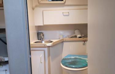 Bateau sur terre près du bassin - Foto 2