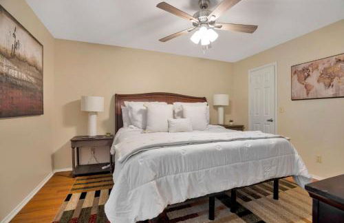 Relaxing Backyard with Fire Pit and Near Parks - Foto 18