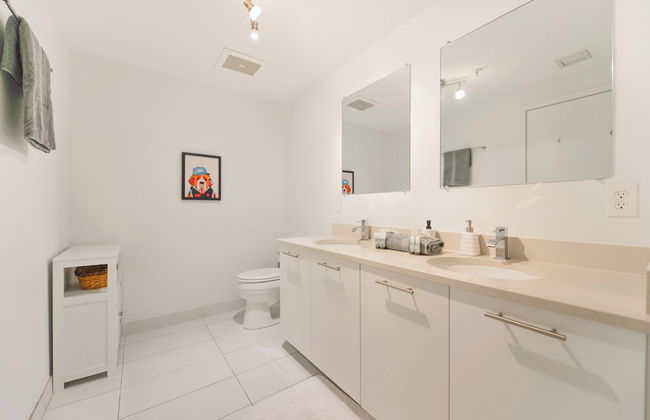 Lovely Condo|Pool & Parking at Midblock - Foto 20