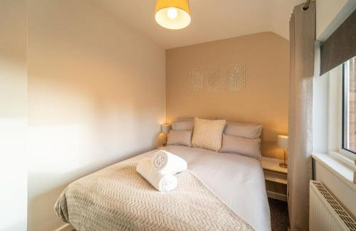 Cosy 3-Bed House With Parking, 5 Mins to QE & Uni - Photo 20