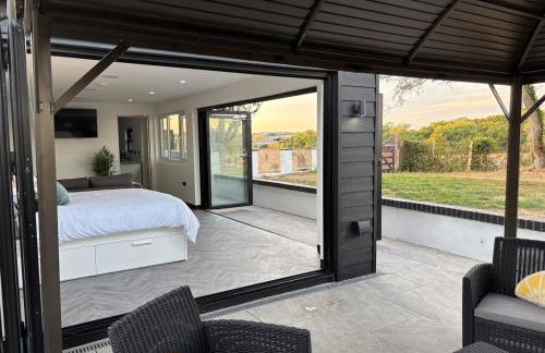 Little Woodlands Chalet with Private Garden & Hot Tub - Foto 34