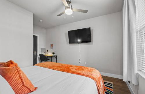 Luxe King Suite, Cozy Sectional, Gym, Pool, U of A - Photo 27