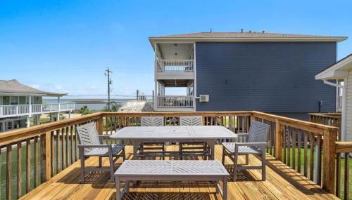 Stylish Home with game room, deck, and canal access - Foto 4