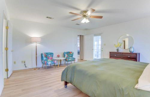 Relax Fireside! Poolside Oasis 3 Mi to Dtwn Sanger - Foto 13