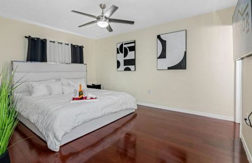 Spacious & Amazing Home w Big Pool and Patio - Photo 19