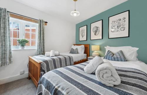 2-Bedroom Stylish & Gorgeous, Cosy Westgate Cottage Retreat, Central Winchester, Free On-Street Parking Permit, with Garden, Close to Cathedral - Sleeps 6, Pets are Welcome - by Blue Puffin Stays - Foto 2