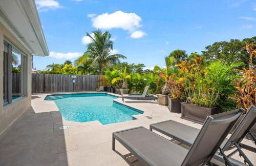 Private Village Home with Heated pool & spa with private front courtyard - Photo 2