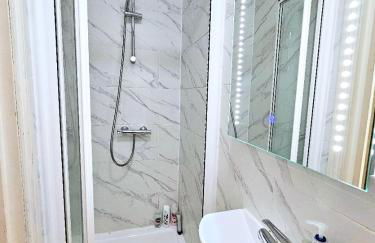 Spacious & Cosy 2 Bedroom Home plus 2 Sofa-beds with Private Entrance and Back Patio, 3 min walk to Earl's Court Station - Photo 34