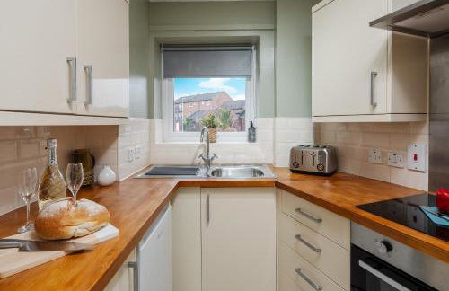 Cozy Waterfront Apartment - Free Parking & Wi-Fi - Photo 14