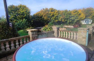 Stunning 2 Bedroom Guest House with Hot Tub - Photo 10