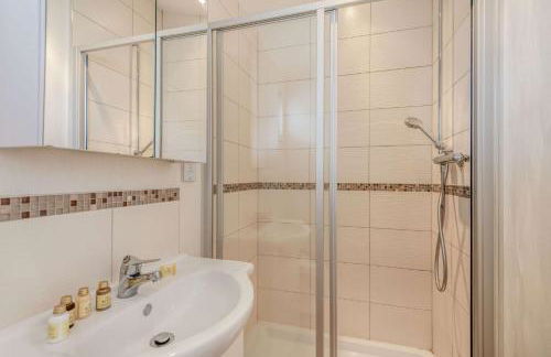 Bay View 2-Bed Lodge with Glorious Harbour View and Balcony - Photo 17