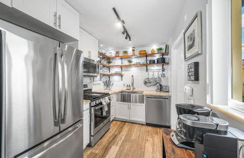 Coastal Harbor, King Bed, Pickleball Gear, Golf set, BBQ- 1 dollar rides to Beach, by Maven Vacation Rentals - Foto 15