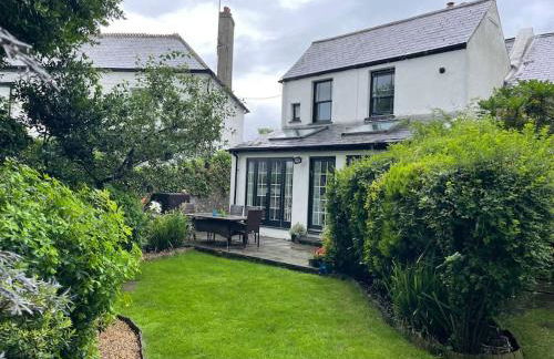 Lovely Charmouth cottage with log fire & garden close to beach - Photo 1