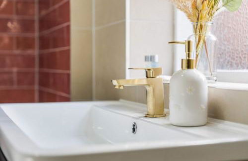 Charming and Spacious Home in Cradley Heath by 53 Degrees Property Sleeps 8 - Foto 30