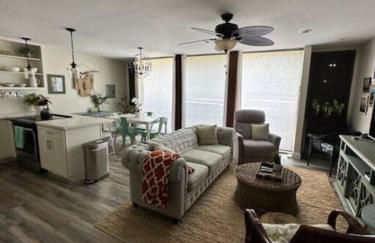 Valley Vibes and Beach Bliss Condo for Family Nomads - Foto 1