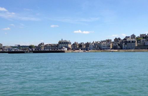 Chant des mouettes Maison rénovée spacieuse tout confort grand jardin belle terrasse aménagée parking 8 personnes 4 sdb 5 wc à 10 mn à pied de la mer Port en Bessin tous commerces restaurants proche Omaha Beach - Photo 51