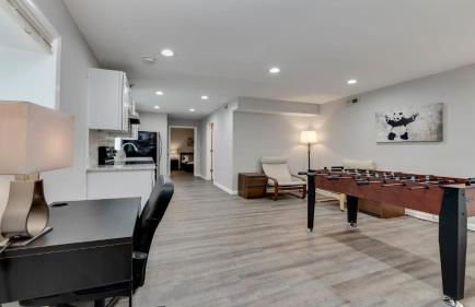 Stylish 3BR 3BA Colonial House by CozySuites - Foto 26