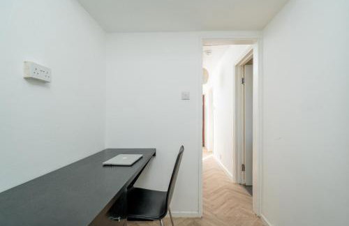 Stylish 3 Bed Home with Gardens Fast Transport Links - Foto 17