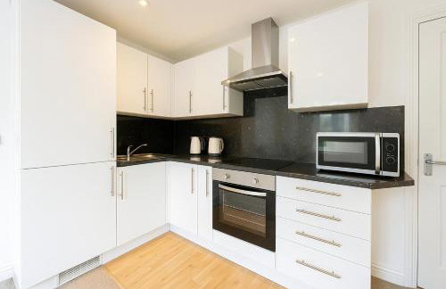 8 Person, 4 Bedroom Light, Warm & Modern Apartment - Foto 10