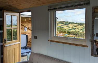 Bespoke luxury huts with hot tubs. Located in the black mountains. - Photo 4