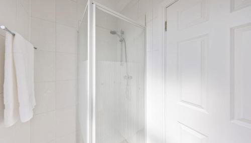 Modern King Bed WiFi Kitchen Perfect for Long Stay - Foto 5, Shower