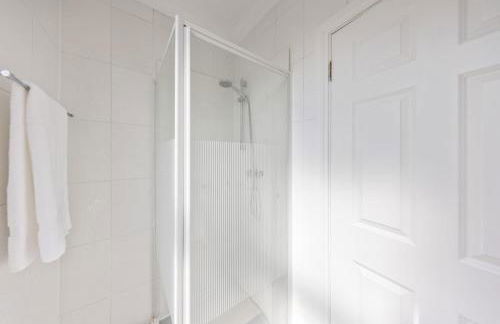 Modern King Bed WiFi Kitchen Perfect for Long Stay - Foto 5