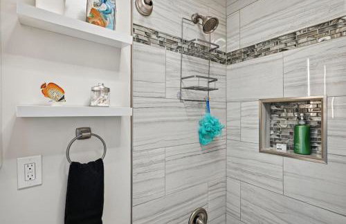 New Lakefront Getaway Private Hot Tub Min to DMC - Foto 52