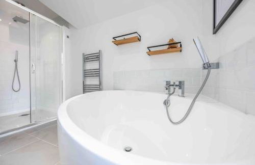 The Lymington Hub Slps 13 hot tub/chef/spa - Photo 51