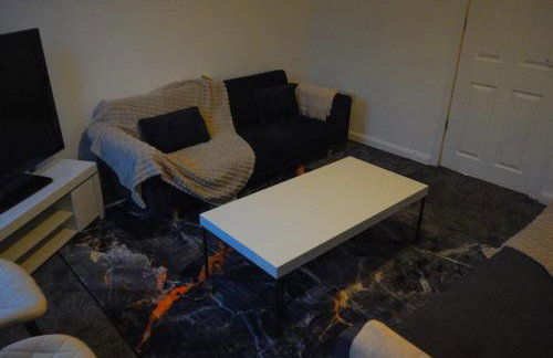 Modern 2-Bed House Free Parking Contractors & Families Friendly Rotherham - Foto 3