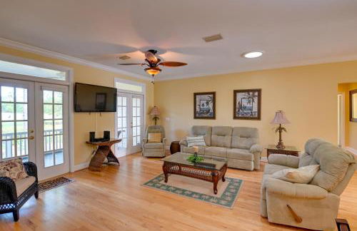 Cottage with Deck and Pool Access about 6 Mi to Beach - Foto 3