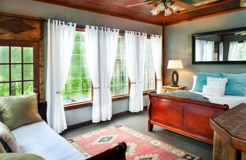 Whimsical Gatehouse at Dark Horse Estate - Foto 2