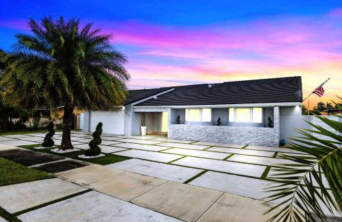 Spectacular Miami- Htd Pool,5 Bdrooms ,MiniGolf, Playground, Baby Items, BBQ - Photo 1