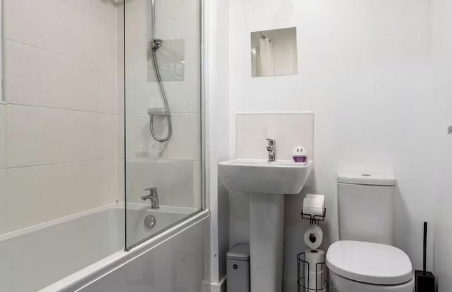 Charming 3 Bed Home in Stepps, Glasgow - Garden & Patio - Foto 33