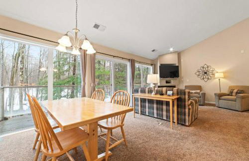 New, Spacious and charming, with a river view, conveniently located near skiing and golf - Foto 8