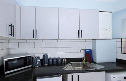 Rayan Heights Cosy 1 bedroom flat sleeps 2 perfect for contractors tourists families - Free parking - Foto 7